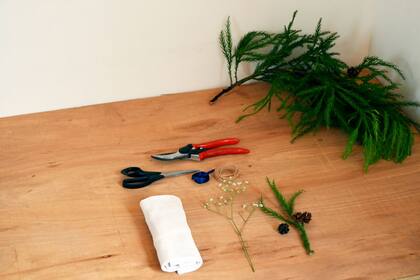 Antes de empezar disponé todos los materiales sobre la mesa de trabajo. Acá los elegidos para la servilleta con detalle floral