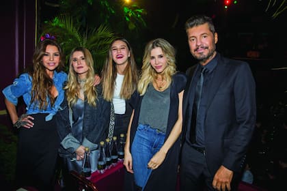 Antes de empezar el show, Marcelo posó para el fotógrafo de ¡Hola! en el palco que tenía asignado junto a su mujer, Guillermina Valdes, sus hijas Juana, Micaela y la socia de Mica, Romina Pigretti.