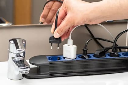 Antes de enchufar los aparatos, sumar el consumo total y corroborar que el alargue lo resista