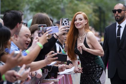 Antes de entrar a la proyección, la actriz se acercó a sus fans para sacarse fotos y repartir algunos besos y autógrafos
