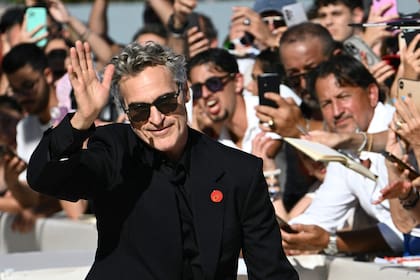 Antes de entrar a la proyección, Phoenix se acercó a saludar al público presente. Firmó autógrafos y se sacó selfies con los fanáticos que aún lo recuerdan con su interpretación en Guasón