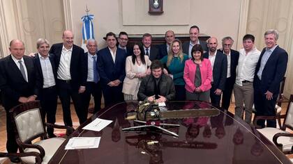 Antes de fin de año, Javier Milei reunió a su gabinete y posó con los ministros y una motosierra