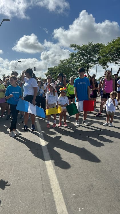 Antes de iniciar la carrera se mostró la bandera argentina e italiana, dos símbolos que identifican a Elisa