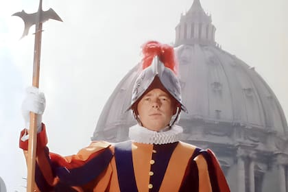 Antes de iniciar su carrera diplomática, Bortis fue miembro de este cuerpo militar de élite que, desde hace más de 500 años, protege al Papa en el Vaticano.