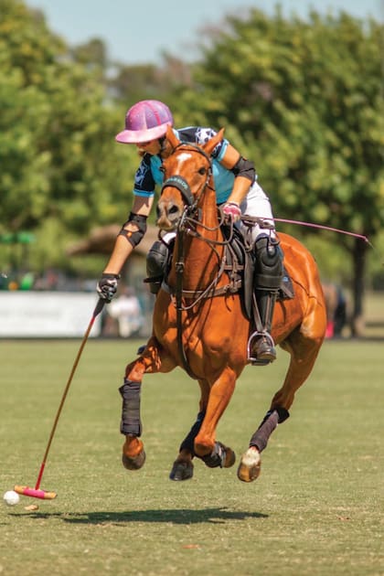 Antes de la boda, Cami se fue a jugar al polo a Europa. Ahora se prepara para defender la camiseta de Thai Polo Nearside en el Abierto Argentino Femenino.