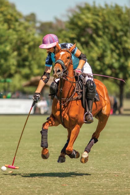 Antes de la boda, Cami se fue a jugar al polo a Europa. Ahora se prepara para defender la camiseta de Thai Polo Nearside en el Abierto Argentino Femenino.
