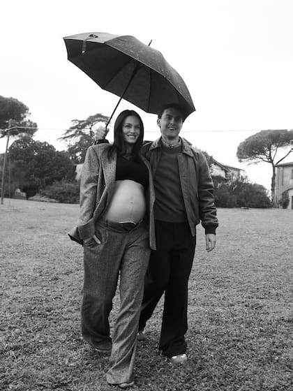 Antes de la llegada de Gia, el matrimonio hizo una sesión de fotos (Foto: Instagram @orianasabatini)