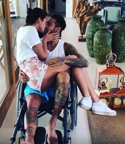 Bruna Marquezine en 2020 acompañó a Neymar en la previa a su operación de tobillo
