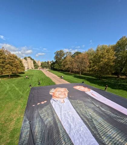 Antes de la proyección, en las cercanías de Windsor, se había desplegado una pancarta de gran tamaño con una imagen del mandatario estadounidense junto a Epstein.