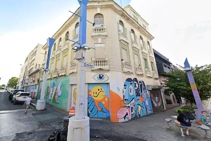 Antes de la renovación, el edificio ubicado en la calle José Diego en Río Piedras mostraba signos de desgaste y tenía grafitis en su fachada
