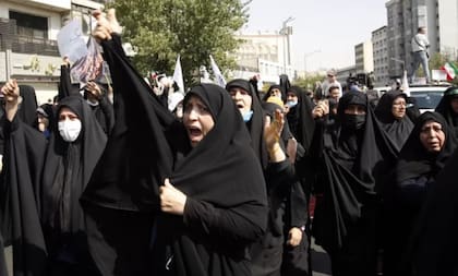 Antes de la Revolución Islámica de 1979, no existía el estricto código de vestimenta que actualmente obliga a las mujeres, por ley, a llevar el velo.