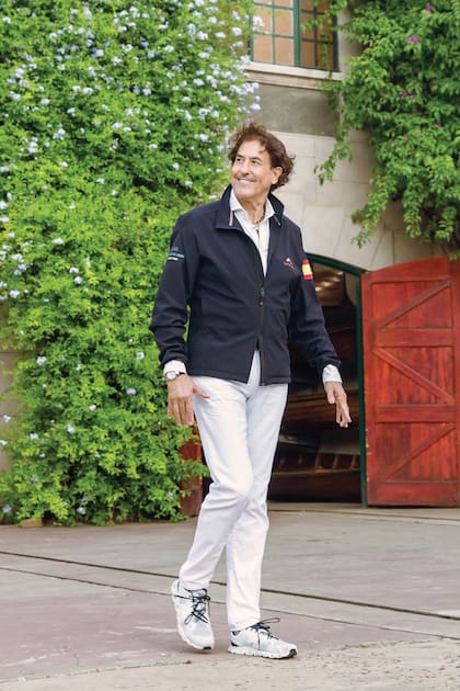 Antes de lanzarse al mar, prestó servicio en el Ejército del Aire, en España, pero un accidente de tránsito lo obligó a abandonar su vocación de piloto de combate. Acumula, desde entonces, gran cantidad de distinciones honoríficas, como la de Caballero Divisero Hijodalgo del Ilustre Solar de Tejada, la institución nobiliaria más antigua de Europa, y la de Caballero Hermandad Ysabel La Católica del capítulo de Puerto Rico, entre muchas otras. Es, además, académico de la Real Academia del Mar, en su país.