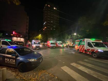Antes de las 23, sumaban siete ambulancias en el lugar.