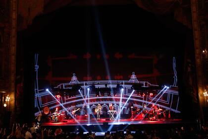 Antes de meterse en su setlist tradicional, la banda abrió el show con "Posesión de tercer tipo" de Trance Zomba (1994)