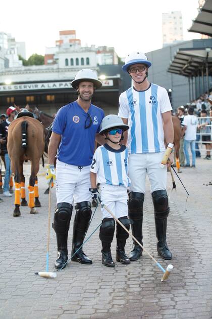 Antes de montar su caballo, Nicolás Pieres posó con su hijo, Félix, y
con Cruz Heguy (este último es hijo de Eduardo), que jugaba en el team contrario. 