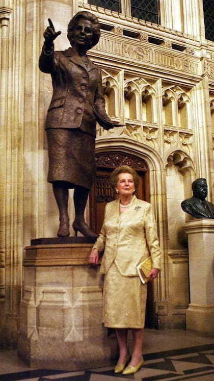 Antes de morir, Thatcher posó junto a su estatua ubicada en el Parlamento británico