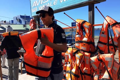 Antes de partir al avistaje, Natalio Aranda se encarga de que todos los tripulantes tengan puesto su chaleco salvavidas porque su uso es obligatorio