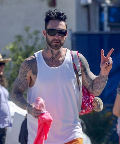Antes de partir esta semana a la gira sudamericana de Maroon 5, donde tocarán en Brasil y Argentina, Adam Levine visita un mercado de agricultores en Los Ángeles