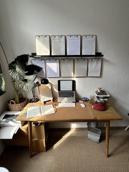 "Antes de pensar en mudanzas siempre me inquieta la misma pregunta, ¿habrá una buena mesa de trabajo? Estas son las mesas que me acompañaron estos últimos años por Berlín, Barcelona y Lago Puelo", dice Samanta Schweblin