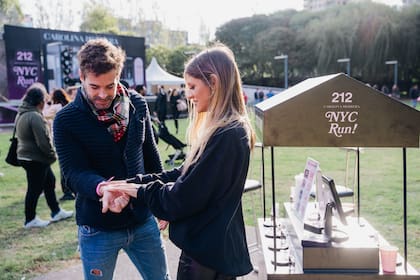 Antes de prepararse para la carrera, Nico Cabre pasó por el stand de tatuajes.