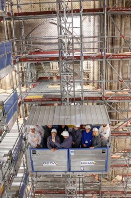 Antes de que acabe este año, los trabajadores necesitan instalar una nueva estructura de andamiaje de 600 toneladas