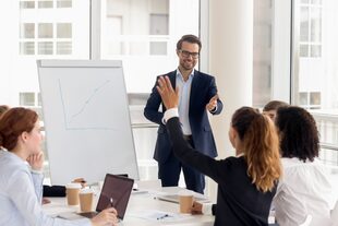 Antes de que comience una reunión, el gerente puede proponer hacer actividades para romper el hielo, como preguntar: “¿Cuál fue tu primer trabajo?” o “¿Cuál fue el peor consejo que has recibido?”