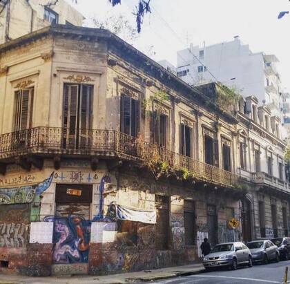 Antes de que el nuevo propietario adquiriera la propiedad, el lugar exhibía claros signos de abandono.