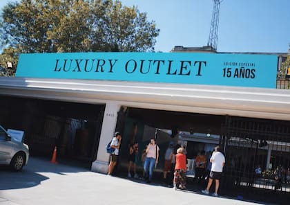 Antes de que proliferaran los locales fijos, el negocio del outlet ya tenía su propio circuito a través de formatos temporarios, como Luxury Outlet
