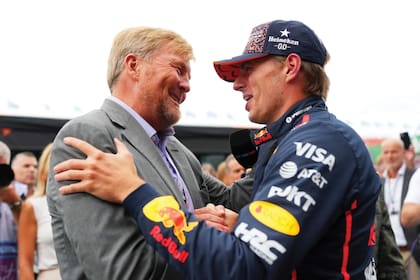 Antes de que saliera a la pista, el rey Guillermo Alejandro saludó al piloto neerlandés Max Verstappen, que quedó segundo detrás de Piastri