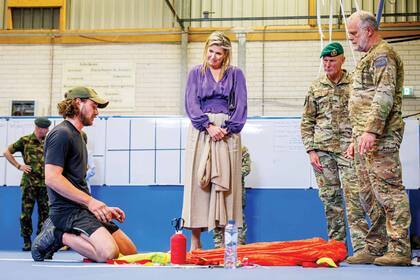 Antes de realizar la actividad, la mujer del rey Guillermo de Holanda recibió instrucciones de paracaidismo.