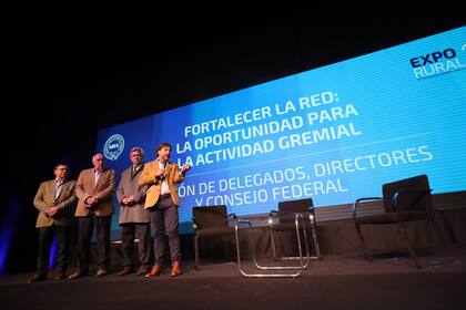 Antes de recorrer la muestra, habló a productores y dirigentes gremiales sobre la labor que hacen