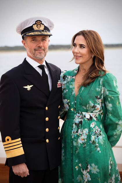 Antes de regresar a Copenhague, los Reyes posaron juntos e intercambiaron, una vez más, sonrisas y miradas cómplices. Para el último evento en Samsø, el Rey lució su traje de gala de la Marina y la Reina llevó un vestido floral de Zimmermann, pendientes de oro de Sophie Bille Brahe y un collar de la joyera danesa Louise Grønlykke