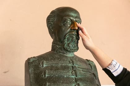 Antes de rendir un examen, alumnos y alumnas del colegio tocan la nariz de Roca esperando recibir buena suerte.