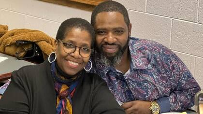 Antes de saber que era su madre, Hunter ya tenía en alta estima a Lindsey, debido a la manera servicial y amable con la que lo trataba cada vez que visitaba su panadería