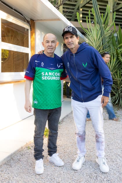 Antes de salir a la cancha, Adolfito Cambiaso posó con el ex futbolista Ricardo Bochini que, tal como se ve, alentó al team del recordman