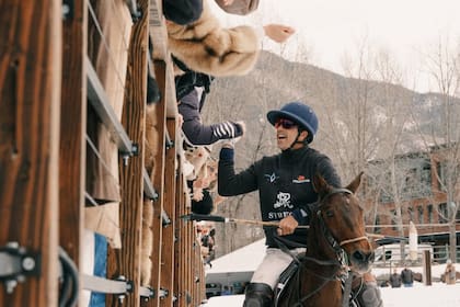 Antes de salir a la cancha, Figueras saluda a los fans