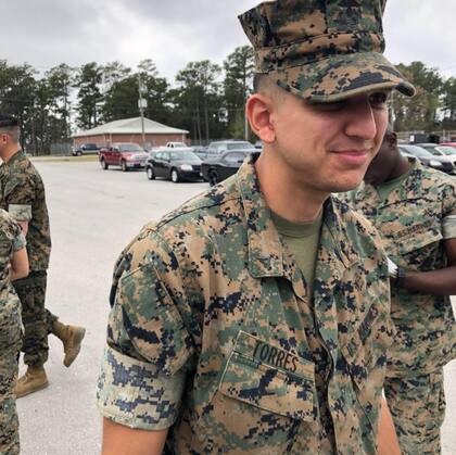 Antes de ser oficial del Departamento de Policía de Raleigh, Gabriel Torres obtuvo el título de infante de marina de Estados Unidos