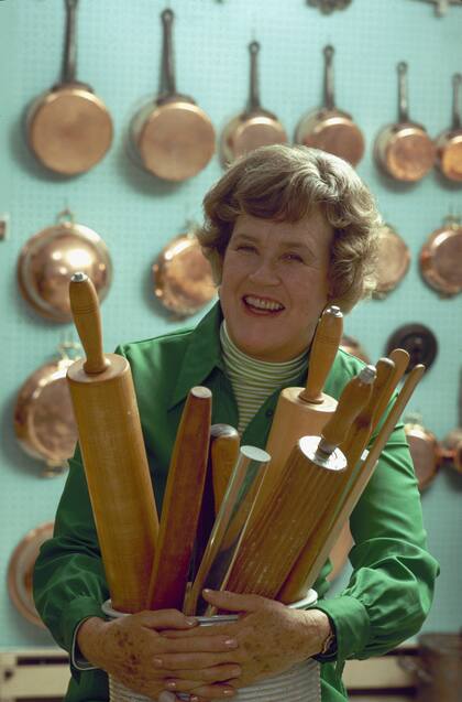 Antes de ser una institución de la televisión, Child escribió El arte de la cocina francesa, libro devenido manual esencial con recetas sofisticadas
al mismo tiempo presentadas para la cocina hogareña