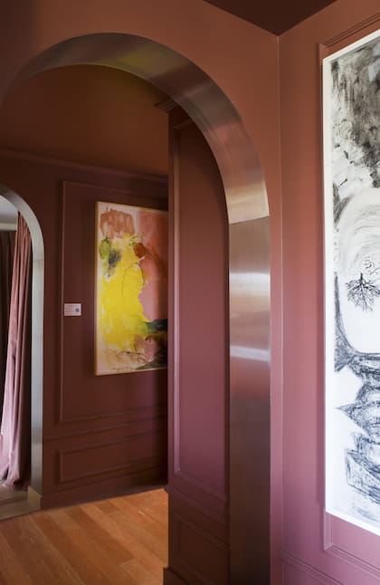 Antes de su intervención, la caja era cuadrada. Las diseñadoras quisieron sumarle formas, texturas y alturas diversas, modificando la arquitectura con molduras y arcadas reforzadas en acero.