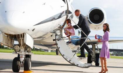 Antes de subir al avión, el príncipe William y Kate Middleton disfrutan de un exclusivo servicio