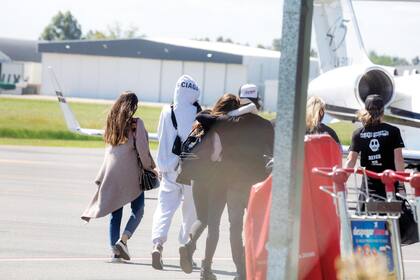 Antes de subir al avión
–un Lear 45– se pudo ver que entre Fiona, Juana,
Cynthia y Luiggi estaban Luca y su nueva novia.