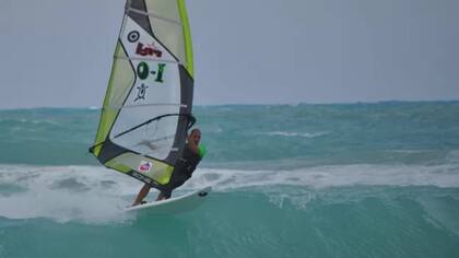 Antes de sufrir un cáncer en 2008, Elián López ganó varios campeonatos de windsurf en Cuba