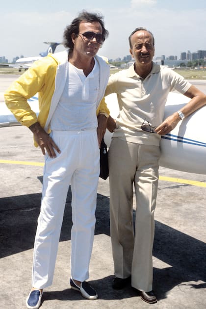 Antes de tener a Jaime y Ruth con Ronna Keitt, Julio Iglesias Puga tuvo dos hijos: Julio –la estrella de la música, con quien posa en esta foto tomada en Miami en 1981- y Carlos, ambos, frutos de su matrimonio con María del Rosario de la Cueva y Perignat.