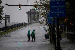 Con su llegada a la costa, el huracán Florence se debilita a categoría 1