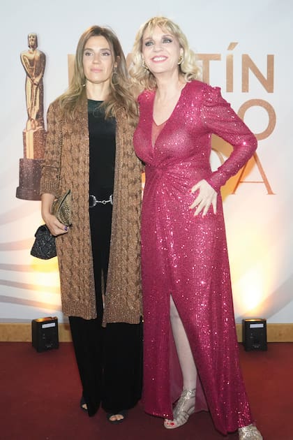 Antes de tomarse unos días y volar a Nueva York, Teté Coustarot recorrió la alfombra roja con un vestido con brillos de Natalia Antolin, que acompañó con sandalias de inspiración romana. La acompañó su hija, Josefina Villar