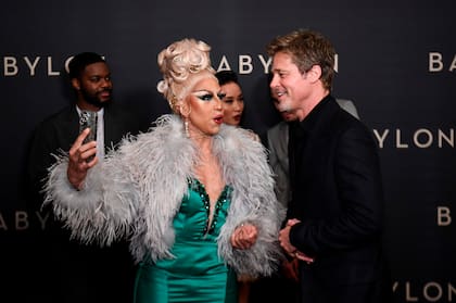 Antes de unirse a la foto con sus compañeros, Brad Pitt posó para una selfie junto a una drag queen que participó del evento