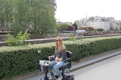 Antes de usar silla de ruedas, en 2014, Marcela y su marido viajaron a Europa y recorrieron varias ciudades con un scooter