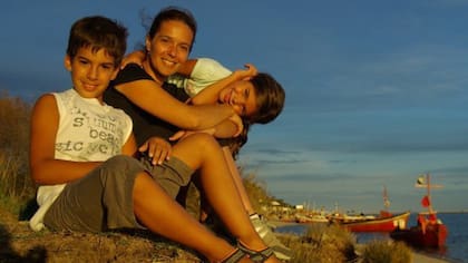 Antes del accidente, con sus hijos Joaquín y Paloma, los faros que guiaron su camino hacia la recuperación