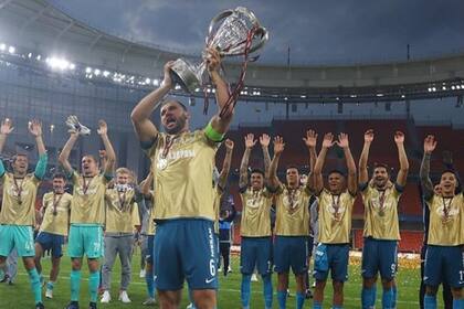 Antes del accidente: Ivanovic, el capitán, levanta el trofeo...
