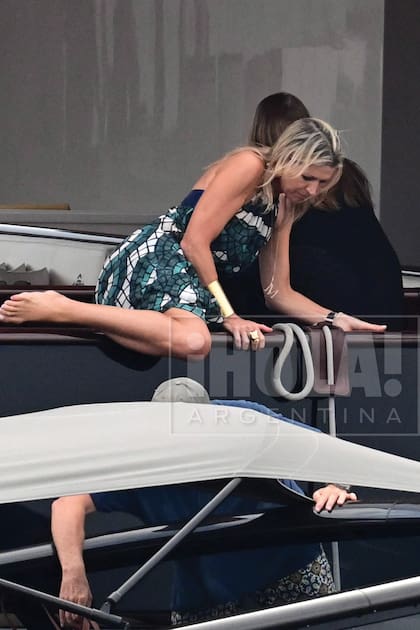 Antes del anochecer, los reyes y sus hijas emprendieron la retirada. Aunque algunos medios europeos especularon con que la familia real neerlandesa se había instalado varios días en el mega yacht de Valentino, la del martes 23 de julio se trató de una visita corta. En primer lugar, porque a pesar de su gran porte, el TM Blue One solo tiene cuatro camarotes para invitados (uno es solo para su dueño). Y, en segundo lugar, porque según las malas lenguas, el modisto italiano es bastante quisquilloso con el orden. Aparentemente, sus invitados se quedan a bordo, en promedio, tres días.